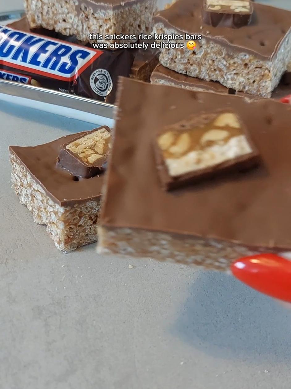 #snickers #nobakedessert #ricekrispytreats #quickrecipes #EasyRecipe #Foodie #asmrsounds #quickdessert 