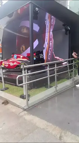 A unidade do Santander Select JK exibe a Ferrari F1-75 na área externa da agência. O carro foi conduzido por Charles Leclerc e Carlos Sainz na temporada de 2022 e protagonizou vitórias nos GPs do Bahrein, Austrália, Grã-Bretanha e Áustria. Av. Brigadeiro Faria Lima, 3.935, Vila Nova Conceição, região oeste.