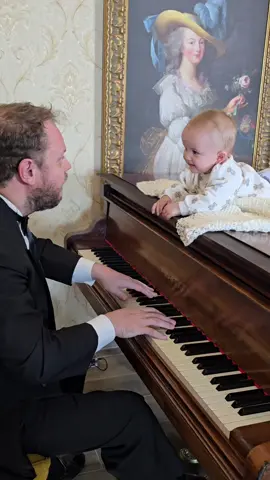 My baby hearing piano kusic #binheteiro #baby #pianomusic