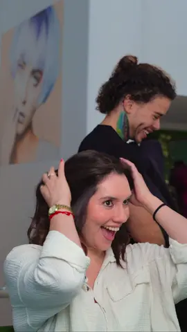 La verdadera magia de la transformación radica en entender que a veces menos es más. Este video captura un proceso donde la belleza se revela en cada detalle sutil, sin necesidad de cambios drásticos. Jugamos con tonos chocolate y delicadas iluminaciones que añaden profundidad y un brillo refinado, realzando su feminidad de manera elegante y sofisticada. Este es un homenaje a la elegancia natural, logrando un look que resplandece con luz propia. #ArteDeLaTransformación #EleganciaNatural #ChocolateSophistication #LuzYProfundidad #RealzandoBelleza #EstiloSofisticado #HoustonHair #HairCraft #BellezaIntemporal
