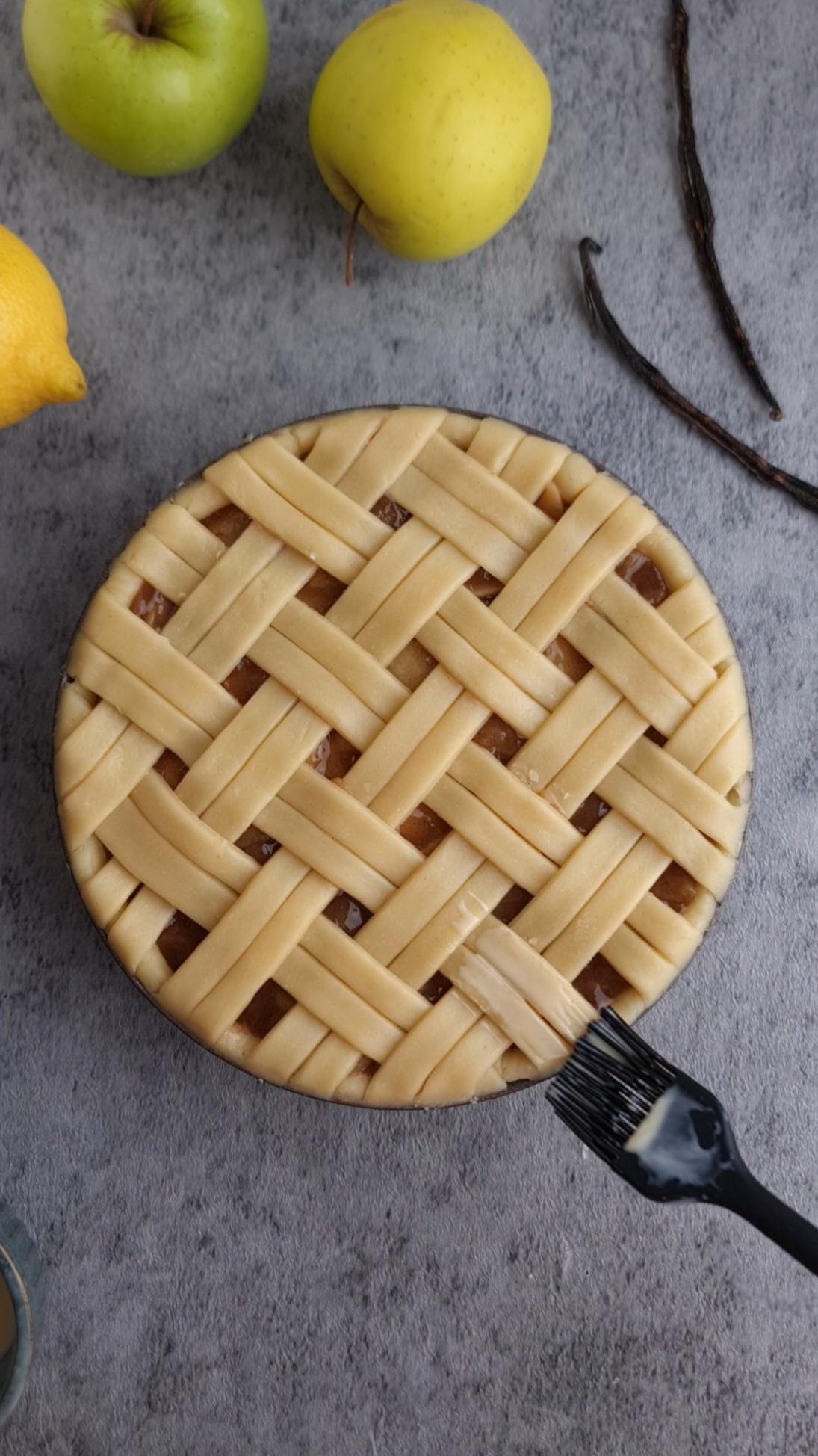 Apple pie  Pour la pâte brisée  350g de farine  2g de sel 50g de sucre 220g de beurre froid  40g d'eau très froide  1 œuf battu pour la dorure  Dans le bol de votre robot verser la farine, le sel le sucre et le beurre  Travailler avec la feuille du robot jusqu'à l'obtention d'un mélange sableux  Ajouter l'eau et faire tourner le robot quelques secondes jusqu'à l'obtention d'une boule de pâte  Étaler le tiers pour former le fond de tarte  Pour la garniture  6 pommes de taille moyenne  50g de sucre  2càc de cannelle  1 gousse de vanille  Le jus d1/2 citron 1càs de maïzena dilué dans un peu d'eau  Verser tout les ingrédients sauf la maïzena dans une poêle  Faire cuire pendant 15min Ajouter la Maïzena en fin de cuisson  Laisser refroidir  Former la tarte comme sur la vidéo Enfourner à 190° pendant 40 à 50min 🇬🇧 Apple pie For the shortcrust pastry 350g flour 2g salt 50g sugar 220g cold butter 40g very cold water 1 beaten egg for the glaze In the bowl of your food processor, pour the flour, salt, sugar and butter Work with the food processor blade until you obtain a sandy mixture Add the water and run the food processor for a few seconds until you obtain a ball of dough Roll out a third to form the bottom of the tart For the filling 6 medium-sized apples 50g sugar 2 tsp cinnamon 1 vanilla pod The juice of 1/2 lemon 1 tbsp cornstarch diluted in a little water Pour all the ingredients except the cornstarch into a frying pan Cook for 15 minutes Add the cornstarch in end of cooking Leave to cool Shape the tart as in the video Bake at 190° for 40 to 50min