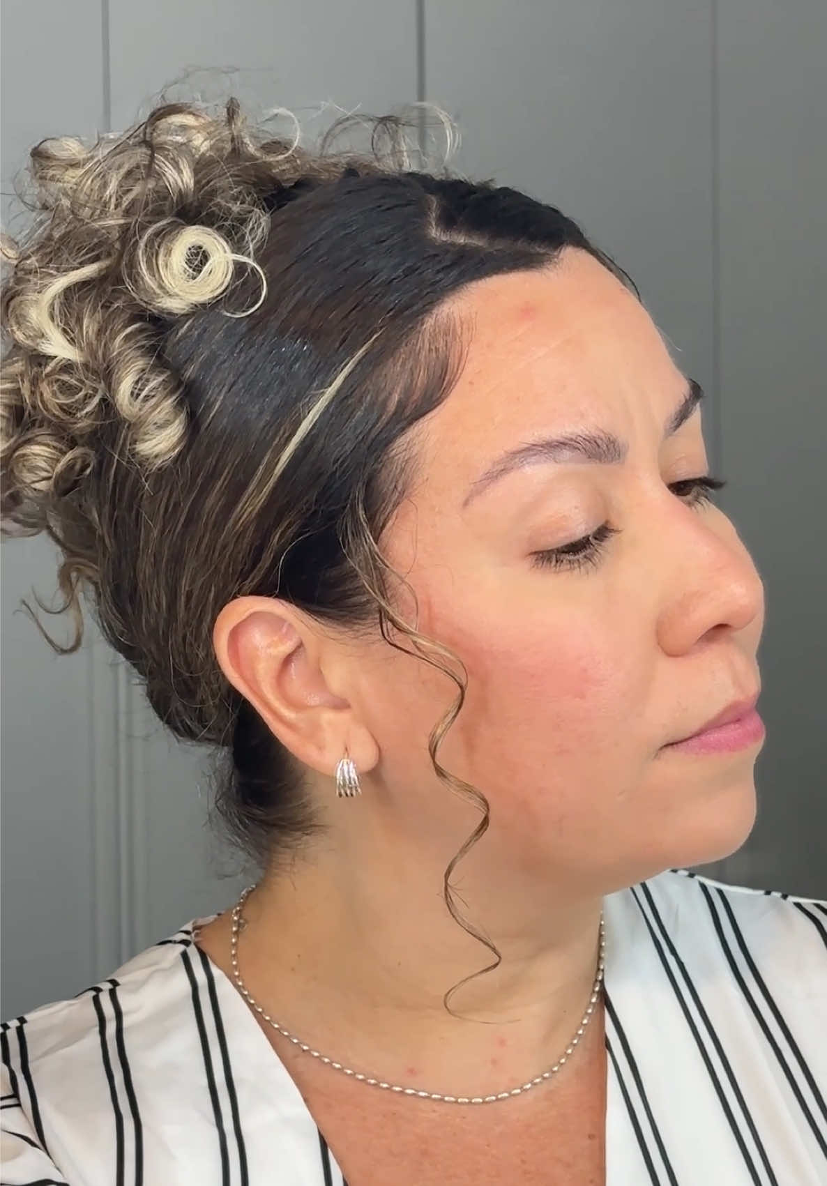 Penteado que eu fiz ontem pra levar a Sophia pra sair com a amiga dela ✨ - - #penteado #penteados #penteadoscacheados #hairstyle #curlyhairstyles #migssalonline #heymigssl #hairtutorial #hairhack #beautyhacks #salonline 