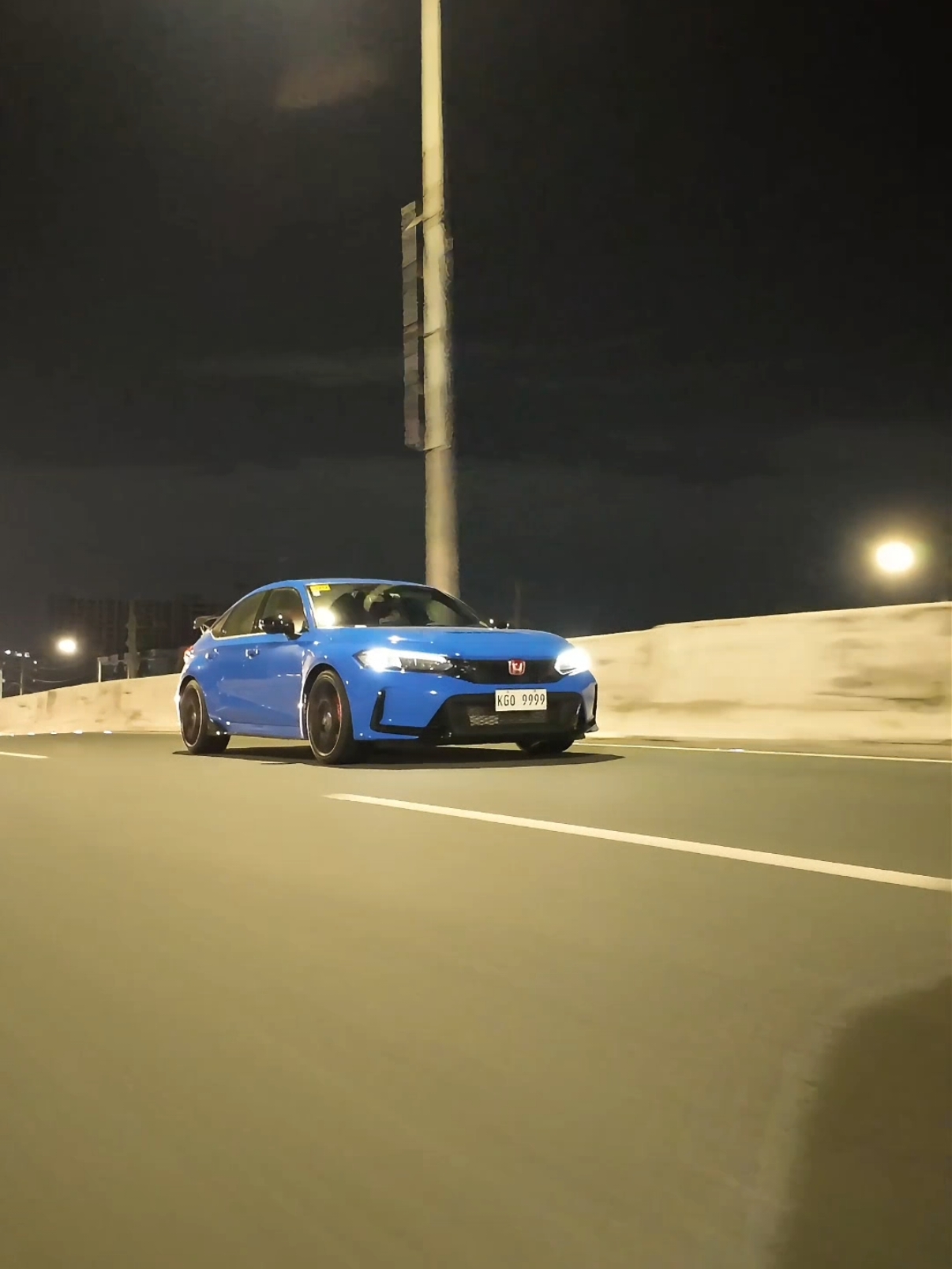 Late night drive with the Honda Civic Type R 💙💙💙 @Honda Cars Philippines  #fyp #fy  #hondacarsphilippines #hondacivic #hondacivictyper #fl5 #blue #thepowerofdreams  #honda #civictyper  #r 