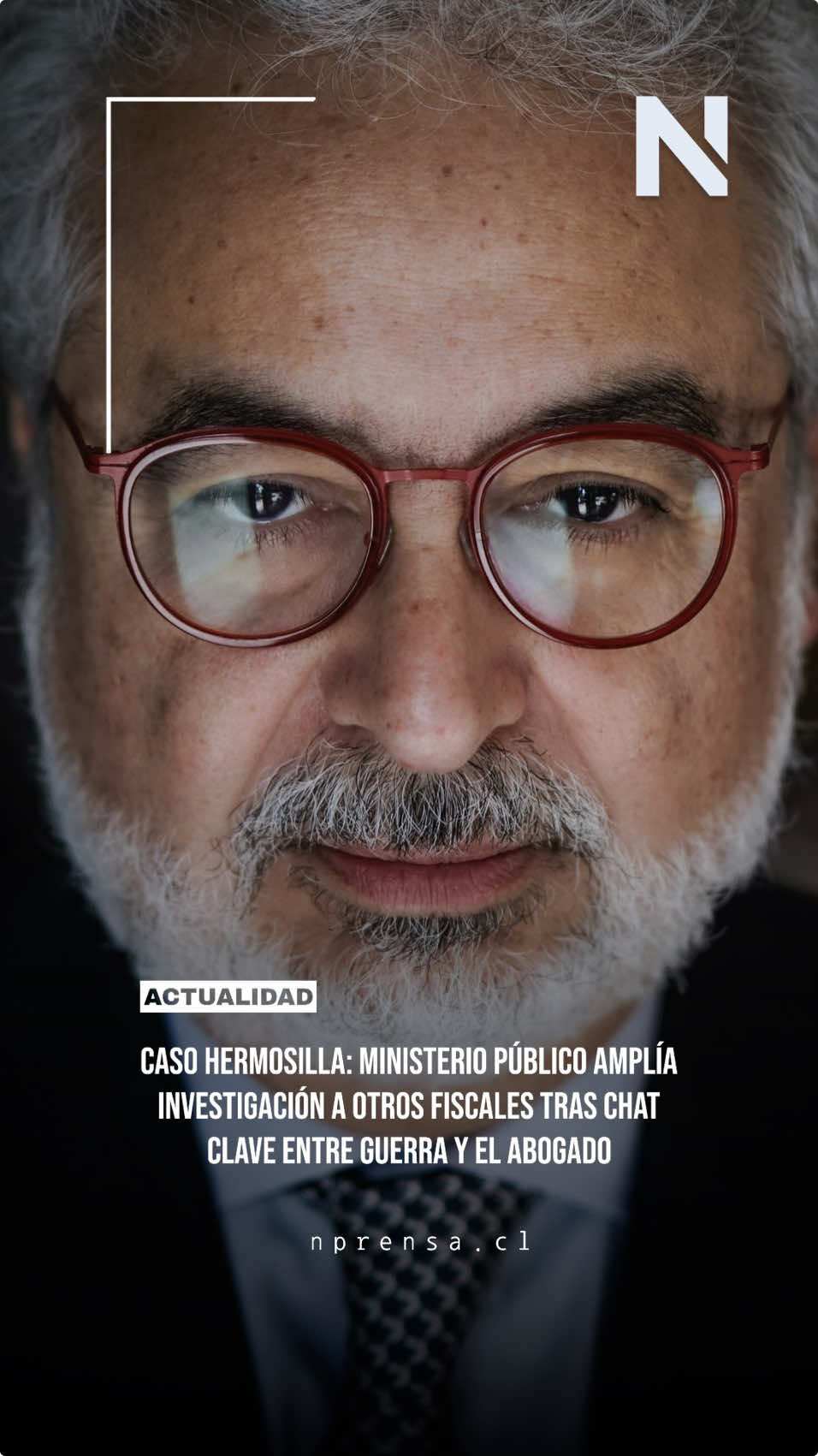 ⚡ El fiscal regional de Arica, Mario Carrera, amplió la investigación en torno al exfiscal Manuel Guerra, abarcando a otros funcionarios y exfuncionarios del Ministerio Público. La indagación busca analizar posibles delitos en conversaciones que estos habrían sostenido con el abogado Luis Hermosilla. 🔍 Un chat de diciembre de 2017 entre Guerra y Hermosilla despertó la alerta del fiscal Carrera. En dicho mensaje, Guerra le compartió a Hermosilla un listado de fiscales regionales que, en ese entonces, se oponían a la administración de Jorge Abbott como fiscal nacional. Además, mencionó su intención de reunirse con Abbott para “flexibilizar” la postura del Ministerio Público en el Caso Penta. #InvestigaciónJudicial #Fiscalía #CasoPenta #Transparencia #CiperChile 📣 Únete a nuestra comunidad en Instagram para seguir el debate de esta y otras noticias relevantes! 