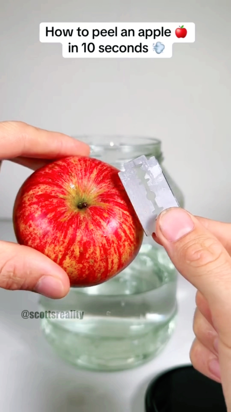 how to peel an apple🍎 in 10 second #LifeHack #hack #fyp @Ale.loko 