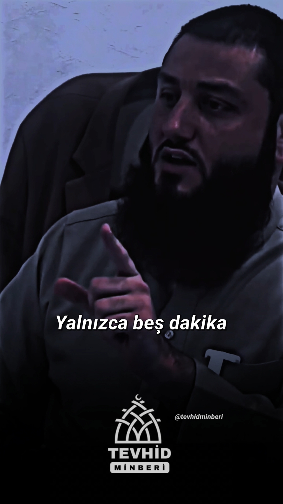 Namaz, Namaz,Namaz, Namazları asla ihmâl etmemek, ertelememek, geciktirmemek. Namazı sâlim olanın kalbi de, hayâtı da sâlim olur, namazı düzgün olanı Allah musîbet ve fitnelerden korur. Namaz, îmânın takviyesinde en temel şarttır. “Onu terk edenin İslâm’dan nasîbi yoktur.” Allah’ın namaza devamlı olan kuluna karşı verdiği îmânî güç, bedenî kuvvet ve belâlarda teslimiyet; ancak ve ancak namazı korumak ile mümkündür. Namazı terk eden yahut namazla ünsiyet bulmayan ve namazı sığınağı bilmeyen, zayıflığa ve yılgınlığa mahkûmdur. @tevhidminberi #namaz #ibadet #farz #tevhid