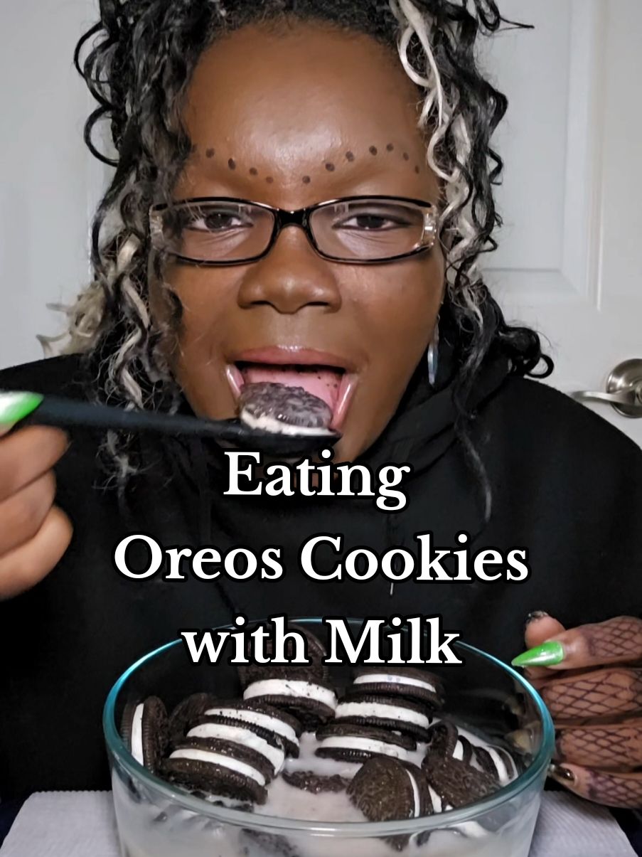 One of my favorite snacks! #oreocookies #cookiesandmilk #cravings #snacks #asmr 