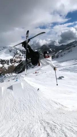 FLYINNN’ 🦋  @hoffi_fpv #freeskiing #fyp #fpv #drone #fpvdrone #skiing #austria #parati #freestyle 