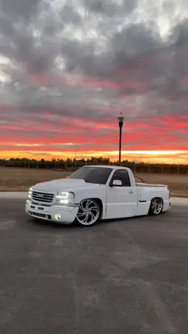 🪣.                                                              #lowtrucks #droppedtrucks #lodi #suelomob #tuckin #slammed #statik #trokiando #droppedgmc #explore #explorepage #projecttruck #fyp #foryou #gmcsierra #singlecab #stepside #parati #loweredtrucks #hegetsnobabes 