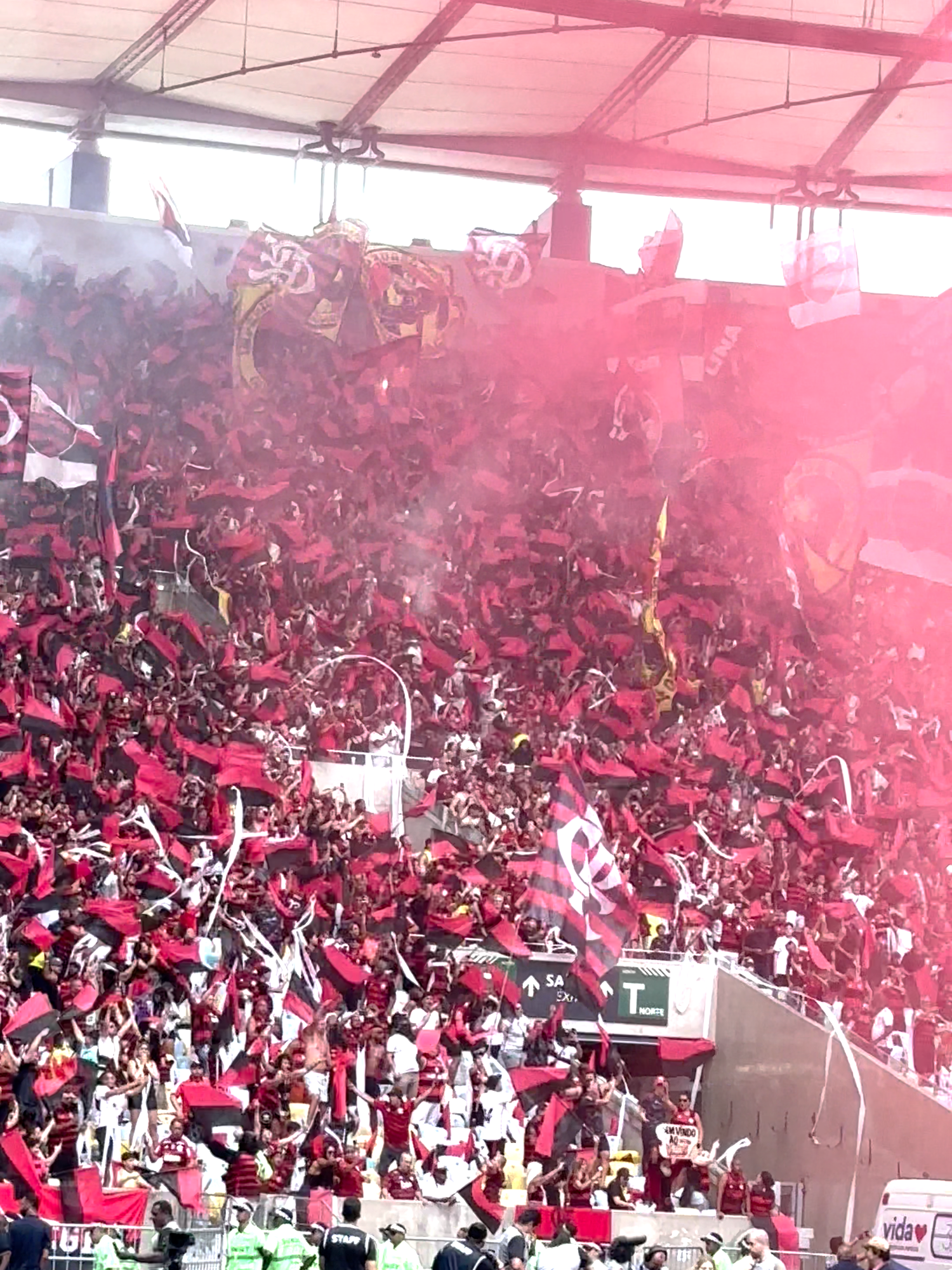 Tinha como começar melhor, Nação? 🎉 Que festa faz a torcida do @flamengo! 💯👏  #CopaBetanoDoBrasil #Flamengo #AtleticoMG