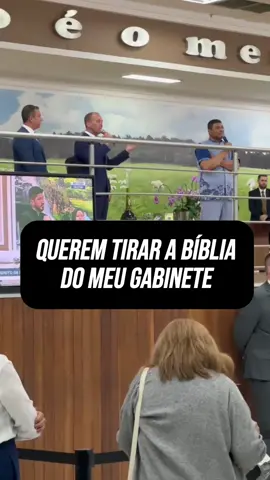 QUEREM TIRAR A BÍBLIA DO MEU GABINETE!