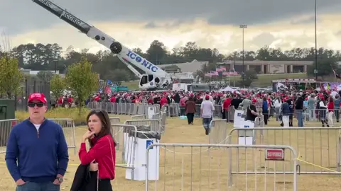 ⚠️BREAKING: Trump is expected to draw a massive crowd tonight in Macon, GA. A long line has already formed hours before his rally, which will be his final stop of the day after events in Pennsylvania and North Carolina. The line stretches out of sight, indicating high turnout at this large venue. 🇺🇸 #Trump #usa 