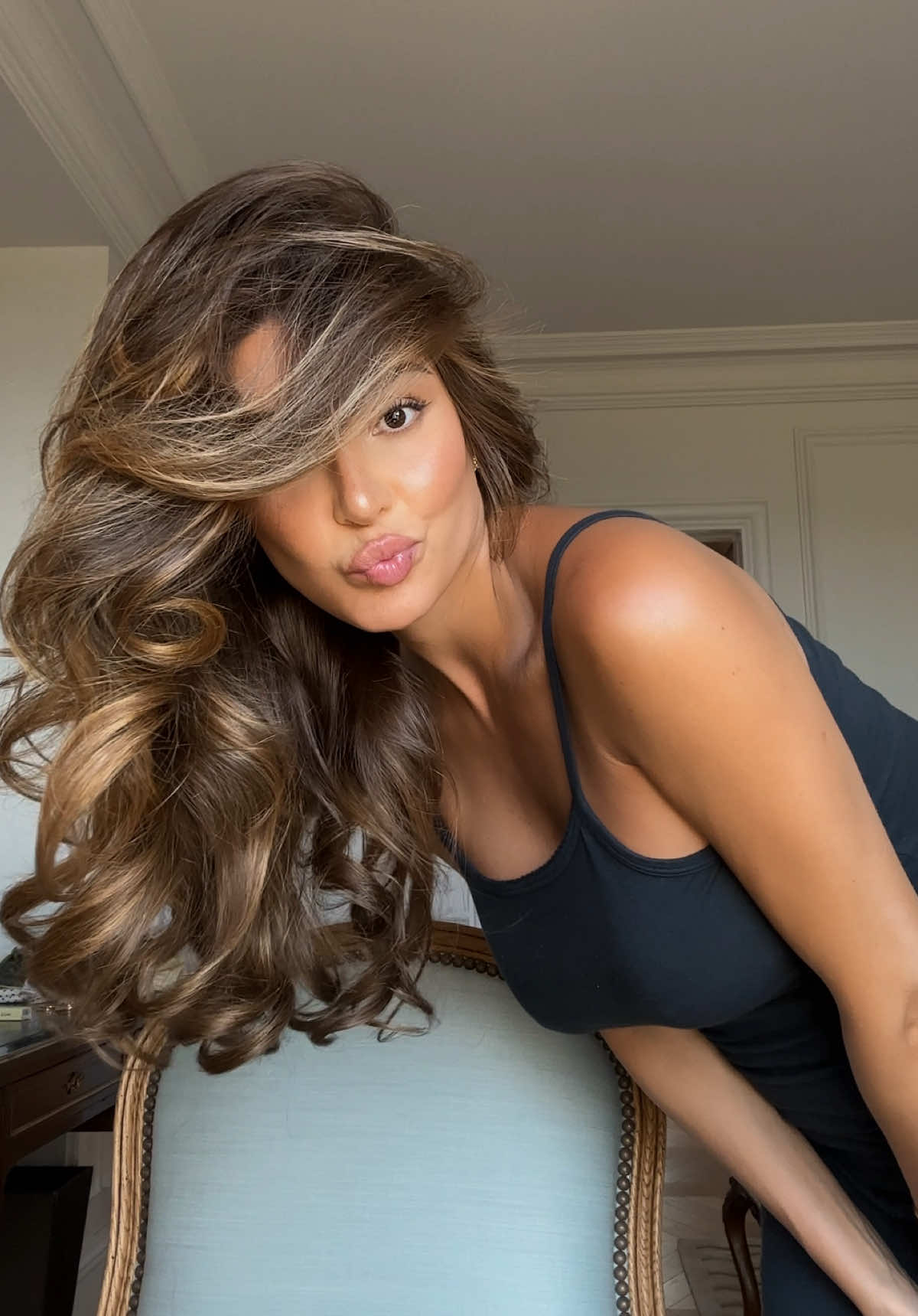 Post-styling finisher: @Negin Mirsalehi applies Honey Infused Hair Oil to lock in hydration and boost shine 💫 Get it during @sephora Savings Event ✨ (Offer exclusive to North America) #gisou #honeyinfused #haircare #hairoil 