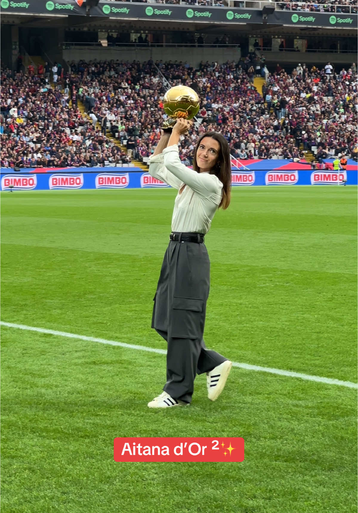 Aitana with her second straight Ballon d’Or! 👏 @fcbfemeni @Aitana Bonmatí #fcbarcelona #barça #barçaontiktok #barcelona #aitana #ballondor #sports #deportesentiktok #football 