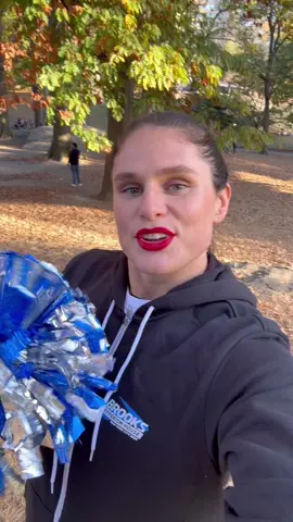 Mama, an Ilona behind you! 🏃🏃🏃 #nycmarathon #runners 