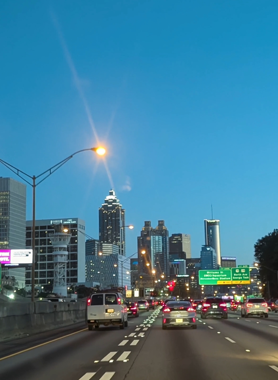 así se ve Atlanta por la tarde, una ciudad muy colorida #atlanta #georgia #atlantageorgia 