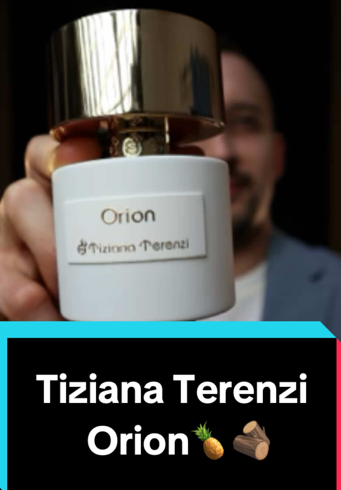 #perfumenicho #tizianaterenzi #tizianaterenziorion #orionperfume #perfumeitaliano #perfumefrutal #creedaventus #aventusdupe #perfumeamaderado #tizianaterenziperfume  Orion de Tiziana Terenzi es una fragancia que fusiona frescura frutal con profundidad especiada y ahumada. Combina notas de piña y manzana con un toque de incienso y oud, creando un aroma enigmático y sofisticado que es fresco al inicio y se vuelve intensamente misterioso en el secado.