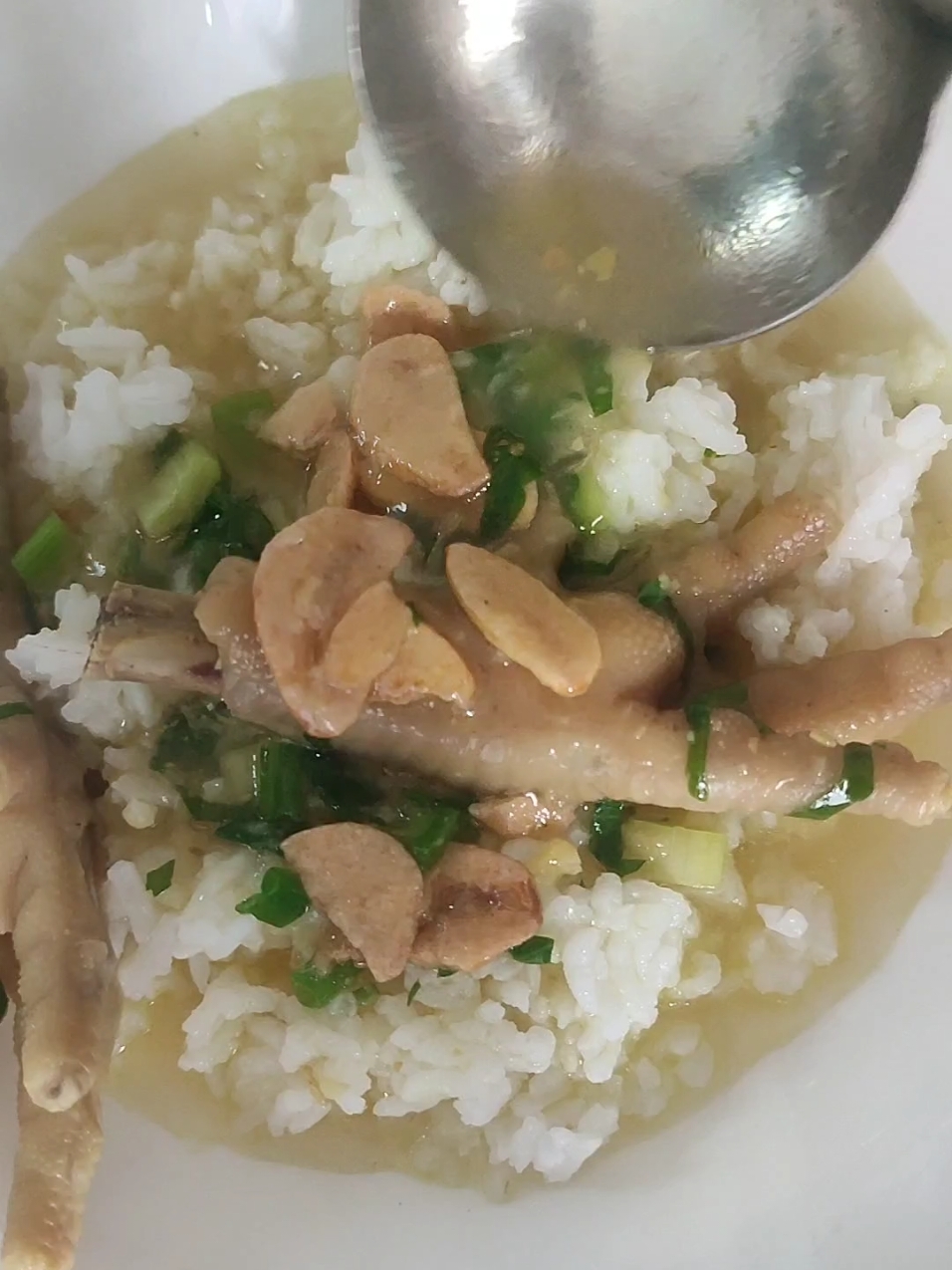 soto ceker ayam bumbu halus: bawang putih bawang merah kemiri ketumbar jahe kunyit garam penyedap gula pasir daun jeruk daun salam sereh daun bawang daun seledri bawang putih goreng #cekerayam #soto #sotoceker #ibukunul