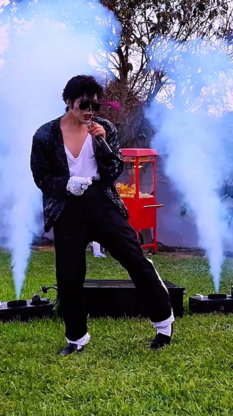 🎊 ¡Imitador de Michael Jackson en Lima llevó la magia del Rey del Pop en la fiesta de Halloween por segunda vez! Disfrutamos de una tarde llena de energía y el inconfundible estilo de Michael Jackson. Haz que tu próximo evento sea extraordinario con este show vibrante y lleno de vida. 🎊🎉 Link WSP: https://wa.link/dpm4dt 🎉 Con Alessandro Nuñez, el Michael Jackson Peruano, tu fiesta será recordada para siempre! 🎤💃🕺 💥📲 ¡No te quedes sin tu fecha! Para contrataciones: 933473128 / 990587766 🔥📲 #Lima #ImitadorDeMichaelJacksonEnLima #MichaelJacksonPeruano #ShowMJ #AlessandroNuñez #FiestaPerfecta #CelebraciónInolvidable #BaileQueInspira #arteenvivo 