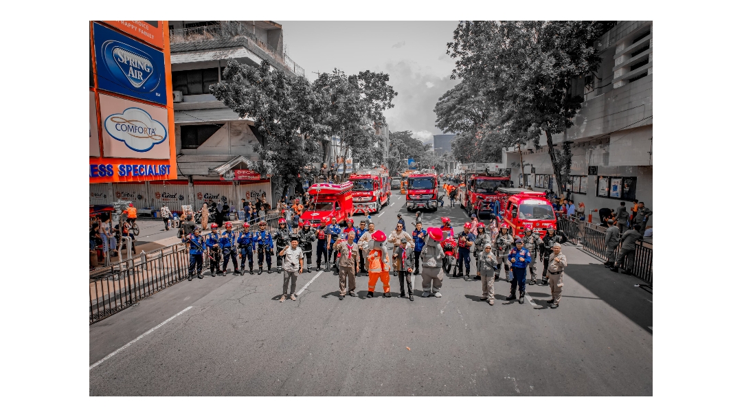 Dinas Pemadam Kebakaran & Penyelamatan kota Surabaya. dalam rangkah Parade Juang 🔥 #damkarsurabaya #pemadamkebakaran #firefighter #damkar #damkarindonesia #paradejuangsurabaya 