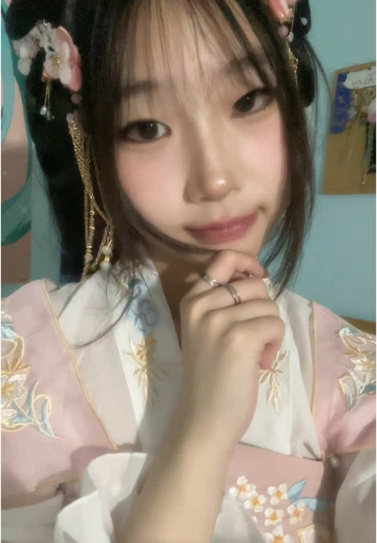 emptying my drafts from august 😭 people seem to eat up all my hanfu vids #06 #chinese #🇨🇳 #wlw #fyp #fypシ゚viral #explore #viral #fypシ #creatorsearchinsights #douyin #douyingirl #douyinmakeup #xiaohongshu #hanfu #hanfu汉服 #hanfugirl #汉服 #汉服小姐姐 