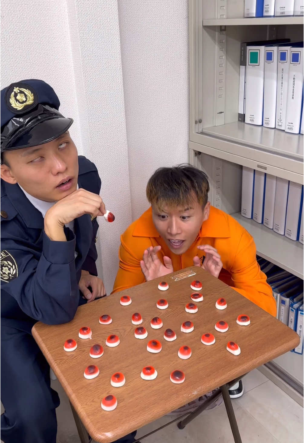 警察が寝ている隙にイタズラしてみました#fyp #funny #foryou #ぱくしードラマ @【ぱくしードラマ】 @マグロ建設 