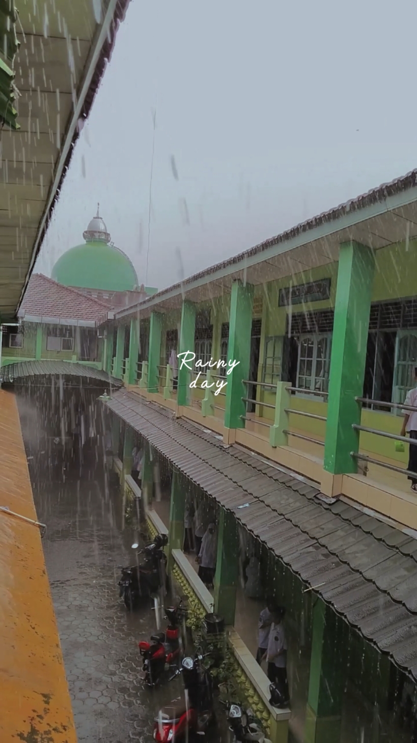 Rainy Day MTs SABILULULUM Selawase #hujan🌧️ #mtssabilululummayong #cinematic #fyp #berandatiktok #eminem 