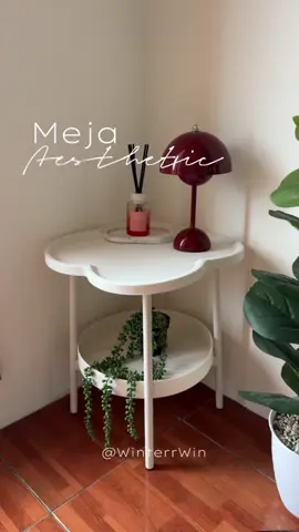 Mejanya gemes bentuknya bunga ✿ aesthetic sekali 🫶🏻 #mejaaesthetic #mejasudut #mejaminimalis #homeliving #homedecor 