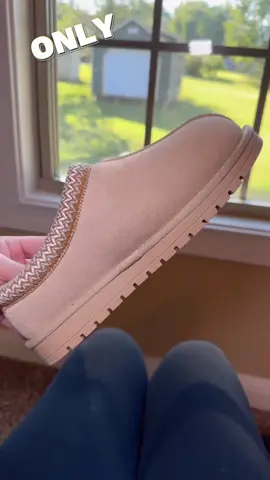 Warm walking shoes for autumn and winter