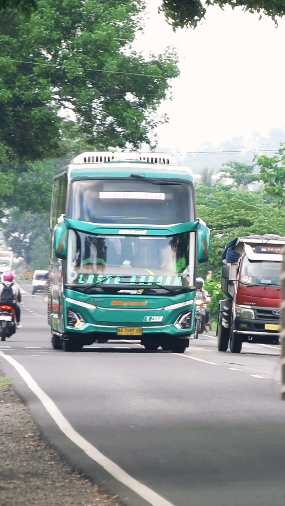 berjuanglah layaknya lelaki.. . #efisiensitransport #efisiensilovers #efisiensi #busindonesia ##sukafotobus #bisindonesiaitukeren #jetbus5 #adiputrokaroseri #ayonaikbus #ayonaikbis 