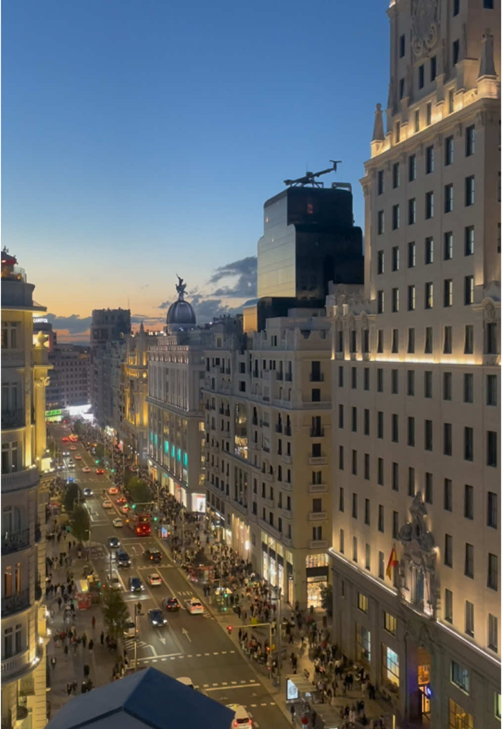 🌆 #madrid #granvia #picalagartos #sunsetvibes #city #españa 