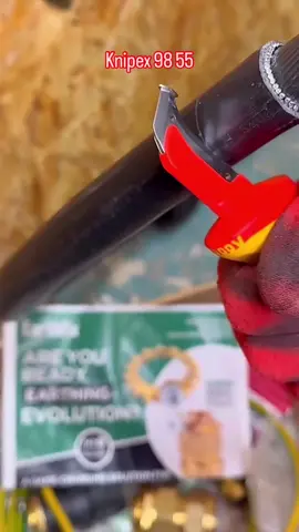 @tools_addicted_ro shows how easy it is to strip cables with the KNIPEX stripping knife 98 55. The KNIPEX 98 55 is an electrician's knife specially designed for stripping cables. It has a glide shoe at the tip to prevent damage to the conductor. Also good: the ergonomically designed handle with thumb recess and 