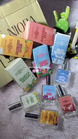 aaaa pakett dan parfum yang aku tunggu akhirnya udah ditangan akuu🫵🏻😚, saking kalapnya bingung mau pilih wangi yang mana soalnya semuaanyaa kesukaan akuu karna semua wanginya punya hint rasa maniss kayak akuu😊, emang bener-bner niora ada aja gebrakannya‼️ #unboxing #mahanusabeauty #perfumeniora #niora #wanginiora