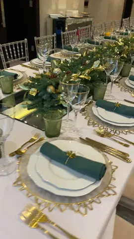Christmas Table Setting 6m long fresh greenery and gold arrangement  #partydecor #tablesetting #tabledecor #christmas #mesaposta #decor #centerpiece #gold #flowers #partydecor #flowerarrangement #centerpiece #christmastable 
