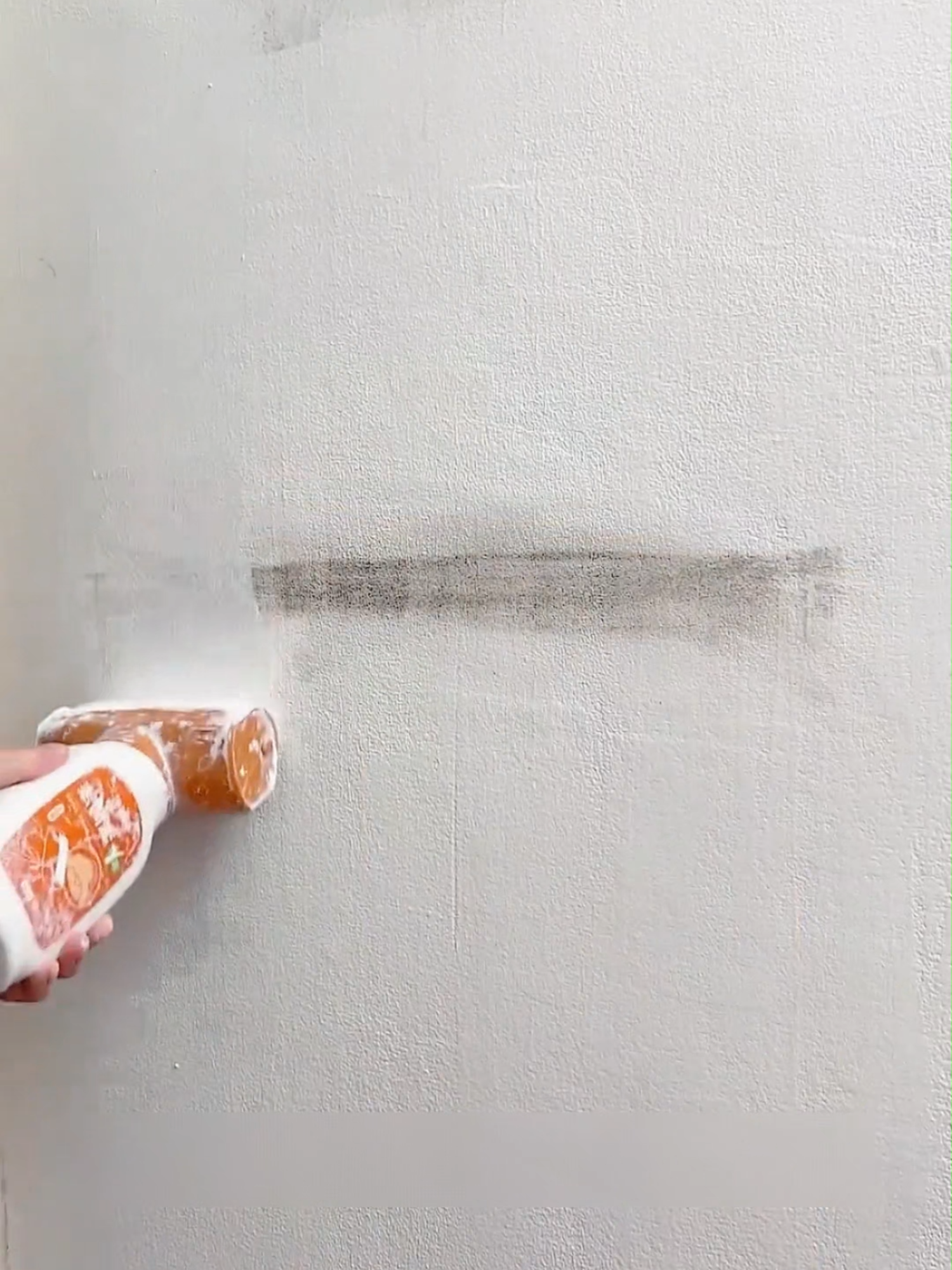 The white walls at home are yellowing and moldy, and there are children's graffiti, stains, and footprints on the walls. You can renovate them yourself at home #tiktoksg#tiktok#tiktokshop#fyp#repair#rollerbrush#wallrenovation #墙面修复#破解修改#衬墙膏#后胶装刷推荐#墙面装修#超便宜超价#墙面修复#滚刷#latex paint#singaporetiktok