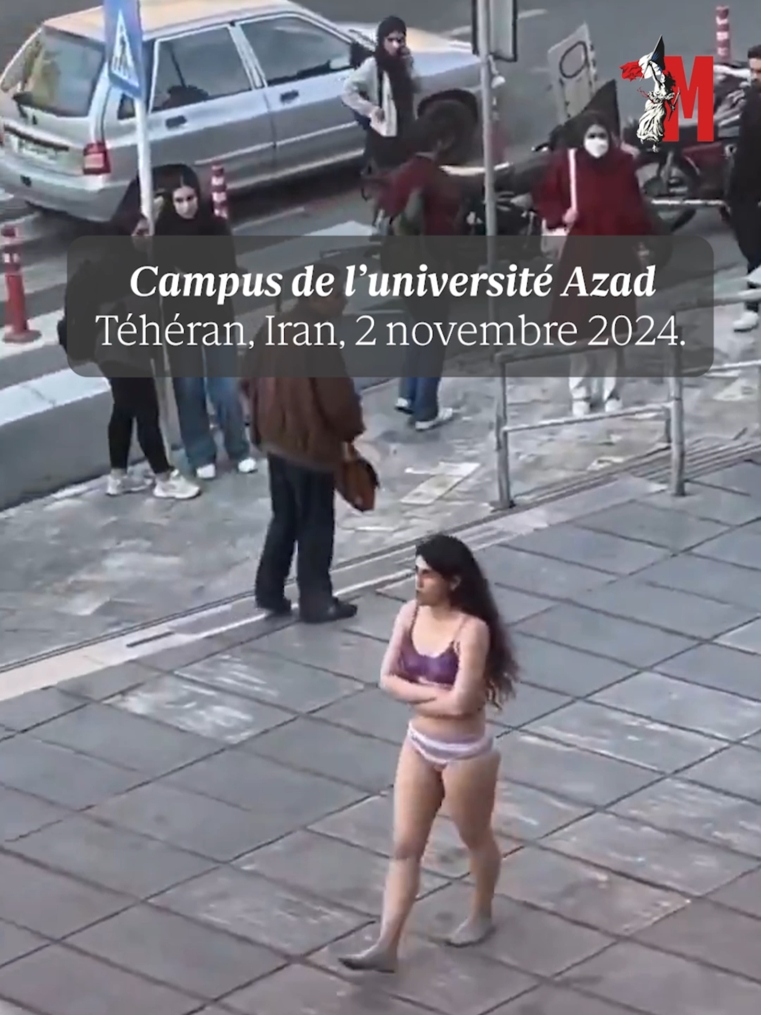 🇮🇷 Sur une vidéo très relayée sur les réseaux sociaux apparaît une jeune Iranienne en train de déambuler devant son campus à Téhéran en sous-vêtements et sans voile en guise de protestation, avant d'être arrêtée par les autorités. #iran #teheran #femmevieliberté #sinformersurtiktok