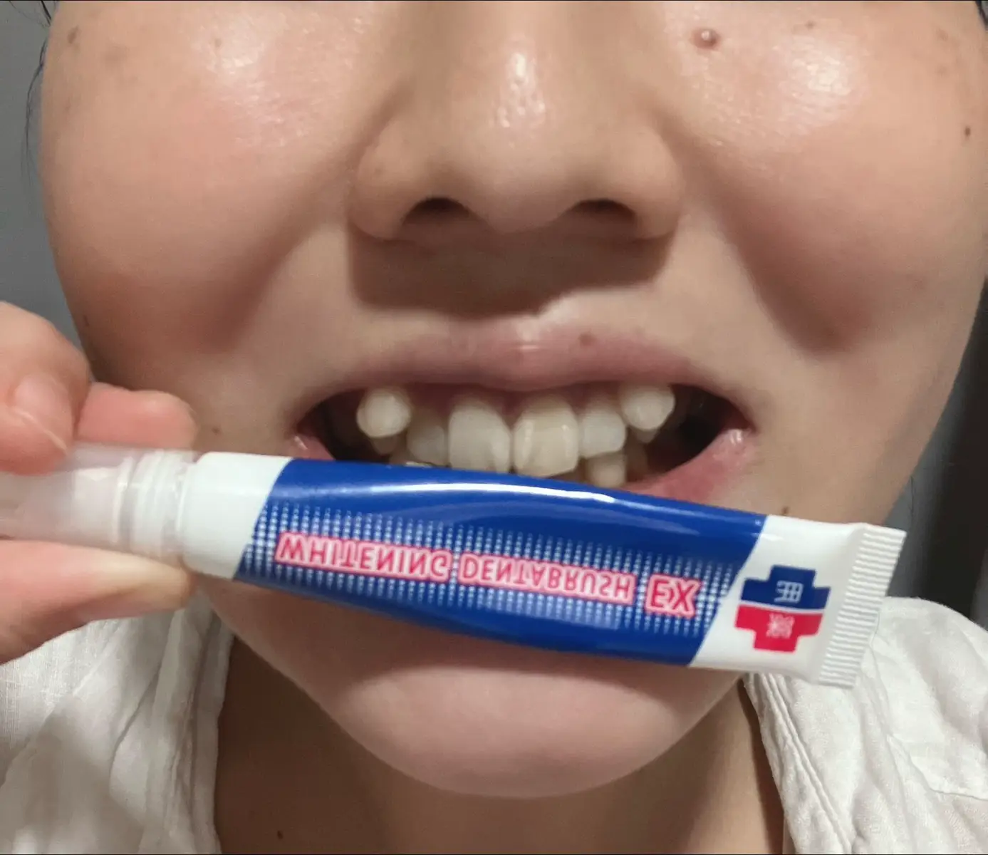 薬用ホワイトニング 【デンタルブラッシュEX】 コスメジタン Medicated Whitening DentalBrushEX By Cosmejitan 約1ヶ月間毎日歯ブラシの際使いました🦷 使い始めてから、いつも超絶厳しい長年通っている歯科医師に。。 磨き残し無くきちんと磨けているね🦷💯 と褒められました🦷💯😭 ホームページで10円玉に1時間塗っていた実験があったので。。 私もやってみました🦷 ビックリした🤣🦷ビフォーアフターの写真を是非ご覧下さい🦷 歯ブラシの時に何かするのをすぐ忘れてしまうので。。 歯ブラシと歯磨き粉と一緒にセットで置いておきました💦 歯を大切にしないといけないのは分かっているのですが。。 どうやって？と思い、歯科医師に相談や自分で調べながら取り組みました🦷 きちんと習慣にする事がどの事柄でも大切だと実感🦷 歯を大切にする習慣を作ってくれたデンタルブラッシュEX 【心からおすすめできる商品！！】🦷 The Dental Brush EX has helped me build a great habit of taking care of my teeth. I can truly recommend it from the heart! 🦷 #​PR  #​コスメジタン  #​デンタブラッシュEX  #​ホワイトニング  #​オーラルケア  #​重曹 #​セルフホワイトニング #​歯周病ケア #​白い歯 #​美白ケア #​お役立ち美容ツール#Lemon8 