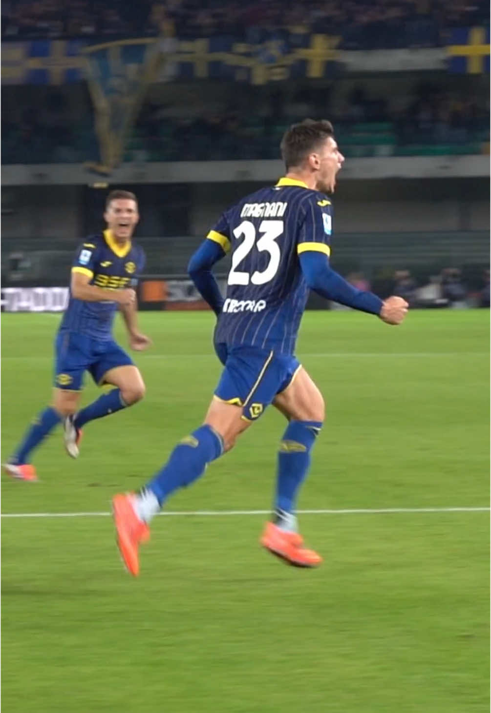 Il primo gol di Magno in Serie A con la maglia del Verona 🤩💛💙 #VeronaRoma #Magnani #SerieAEnilive