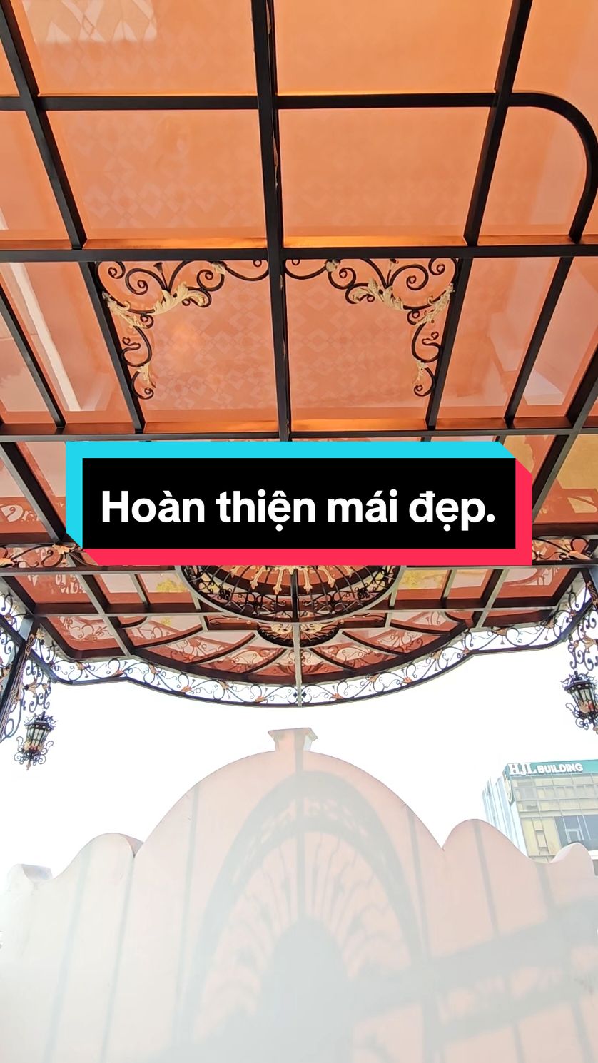 Chiếc mái kính nghệ thuật đẹp vừa hoàn thiện. 