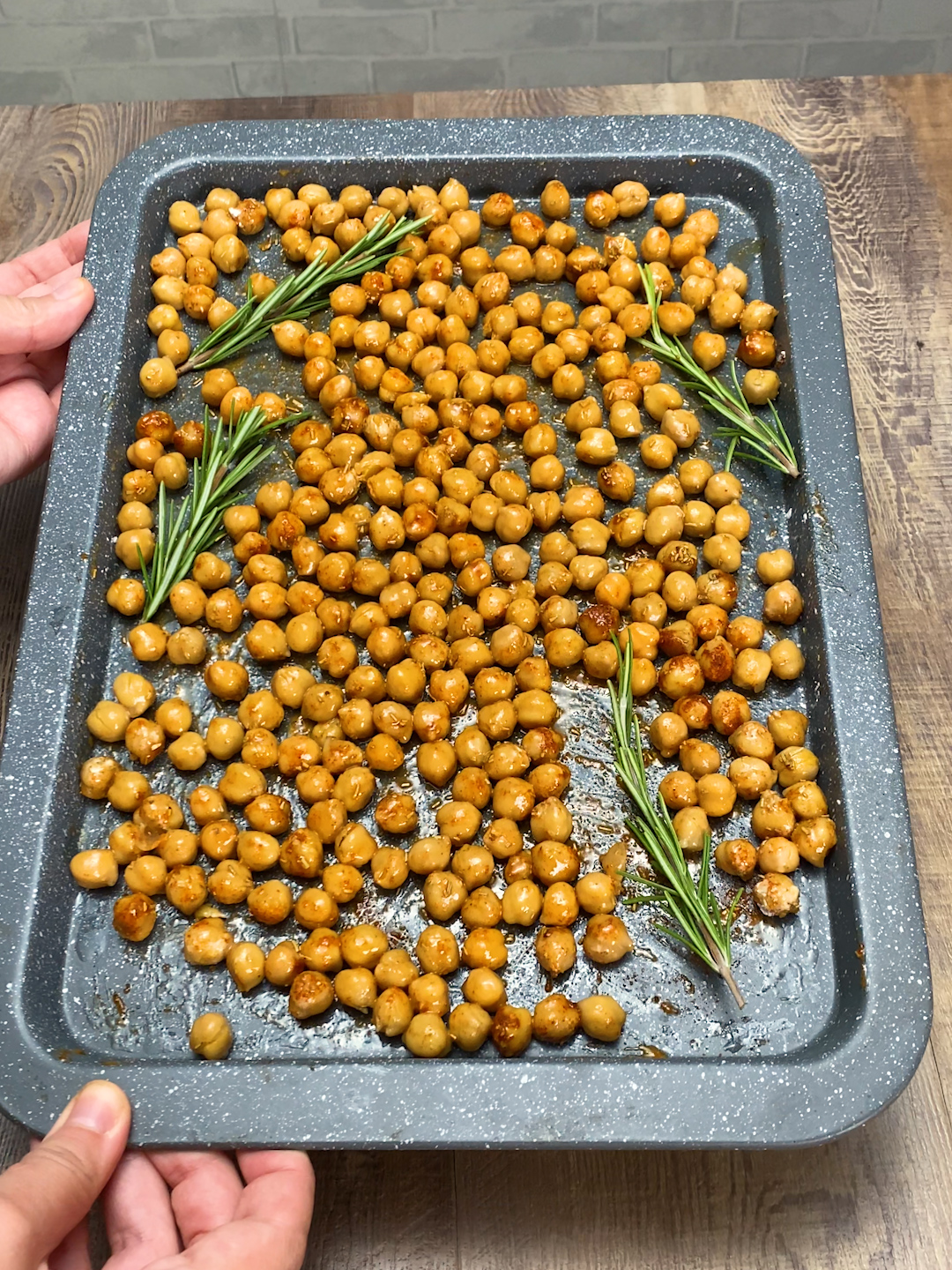 Did you know you can make a delicious crunchy snack in no time just using #chickpeas? 😍 Take a look: 👉INGREDIENTS chickpeas paprika rosemary olive oil 10g starch 👉METHOD 1. Season the chickpeas with spices, olive oil and starch. 2. Bake for 20/30 minutes at 190°C. 3. Serve and enjoy. Will you try this? 👇 #cookistwow #chickpeas #tasty #snack #foodlover #foodblog #recipes #easyrecipes #fun #quick #homemade