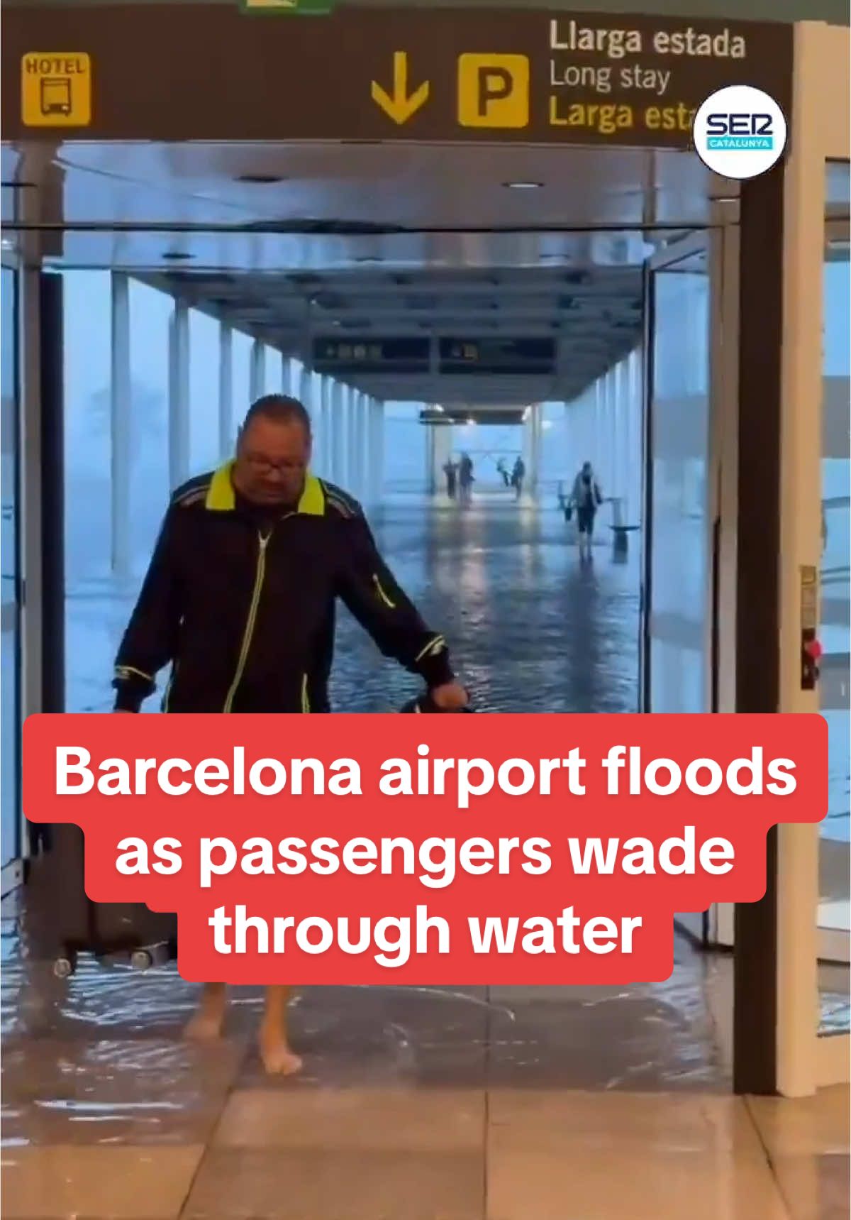 Barcelona airport floods as passengers wade through water #dailymirror #breakingnews #fyp 
