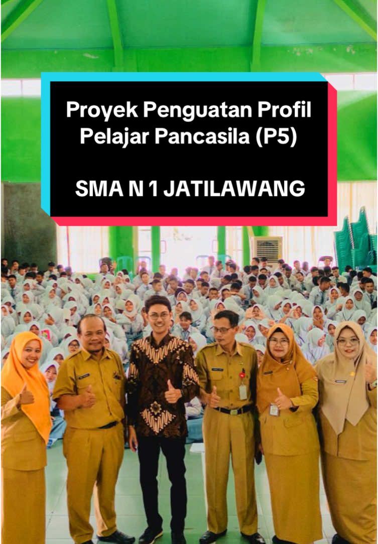 Kesekian kali saya menjadi narasumber dalam Proyek Penguatan Profil Pengajar Pancasila (P5) yang diselenggarakan oleh @SMAN 1 JATILAWANG . Saya beri judul “Dari Ide, Menjadi Seni Pertunjukan yang Memukau” Materi tersebut mengajak teman-teman untuk mengekplorasi ide cerita yang kemudian diolah menggunakan manajemen seni pertunjukan. Materi ini merupakan bekal bagi teman-teman untuk membuat konsep, menyusun naskah, mendalami karakter tokoh, membuat alur cerita menjadi menarik, memilih musik, dan menentukan pola lantai. Setelah mendapatkan materi ini, teman-teman akan mengolah ide dan konsep itu menjadi pertunjukan yang akan dipentaskan beberapa minggu kedepan. Ilmu yang saya bagikan hari ini merupakan ilmu yang telah saya terapkan dulu ketika saya bersama teman-teman menyusun beberapa karya seni pertunjukan seperti Ken Arok-Ken Dedes, Gatotkaca Palakrama, Wahyu Tri Joyo Widodo, Anoman Duta dan masih banyak lagi.  Semua pertunjukan yang ditampilkan berhasil membuat penonton terhipnotis dengan jalan cerita, terpukau dengan akrobatik yang ditampilkan, dan selalu mendapatkan predikat kejuaraan.  Ah jadi ingat dulu waktu masih SMA dengan berbagai ceritanya 🫠 Tidak sedikit luapan perasaan dan kisah nyata dalam kehidupanku yang ku tuangkan dalam beberapa karya seni pertunjukan itu 😁 #p5 #sma #bhinekatunggalika #seni #pertunjukan #budayaindonesia #jawa #jawapride #masmasjawa #fyp #fypシ #fypシ゚viral #sd #smp #kampusmerdeka #guru #karawitan #purwokerto #surakarta 