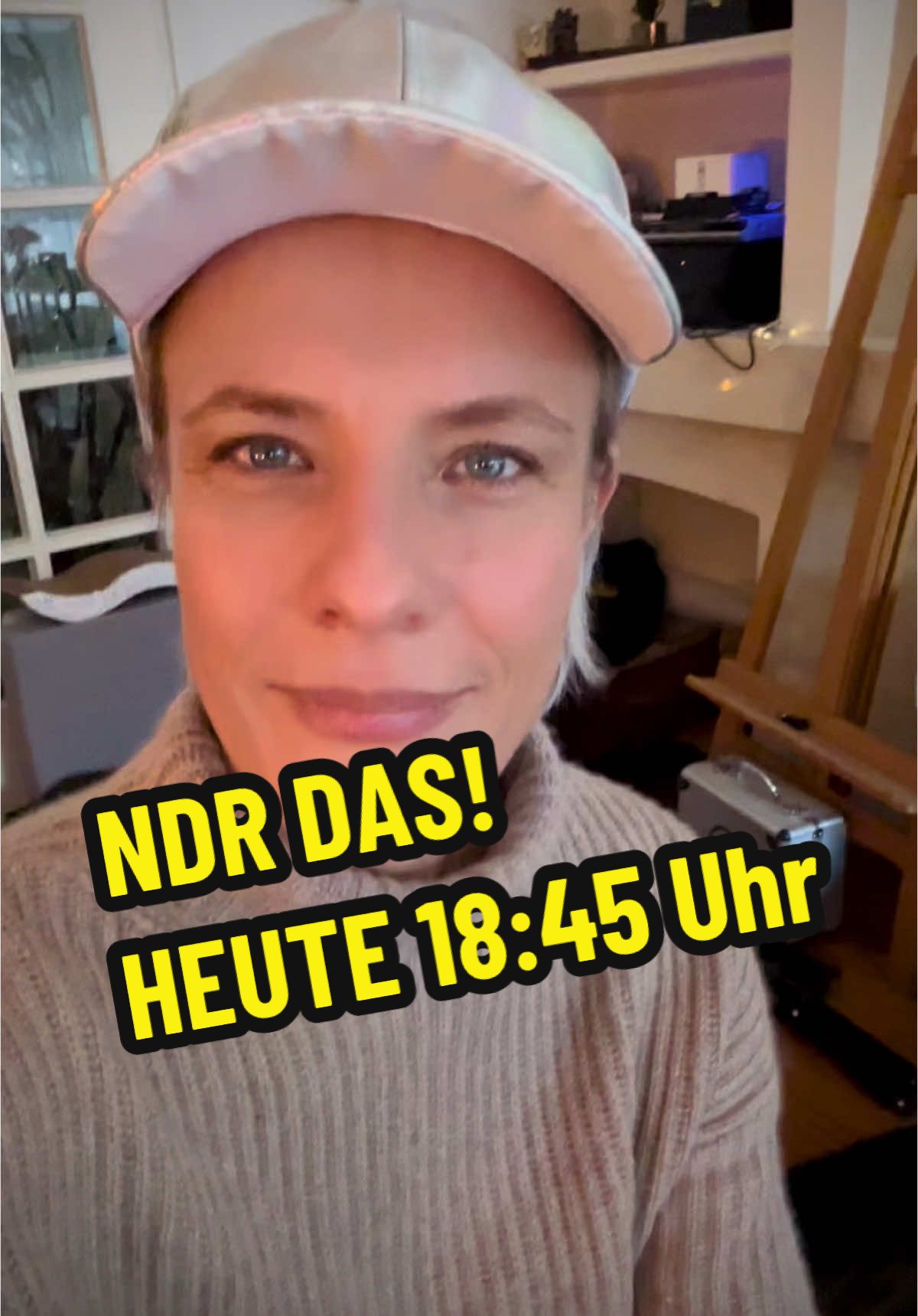 HEUTE 18:45 im NDR Fernsehen! Ich rede über meine Buch „Das Leben ist zu kurz für ein langes Gesicht“ und spiele unplugged meine aktuelle Single „Im Sommer stirbt man nicht“. Schaltet ein, ich freu mich auf Euch! #seraphinakalze #daslebenistzukurz #meinbuch #ndr #tv 