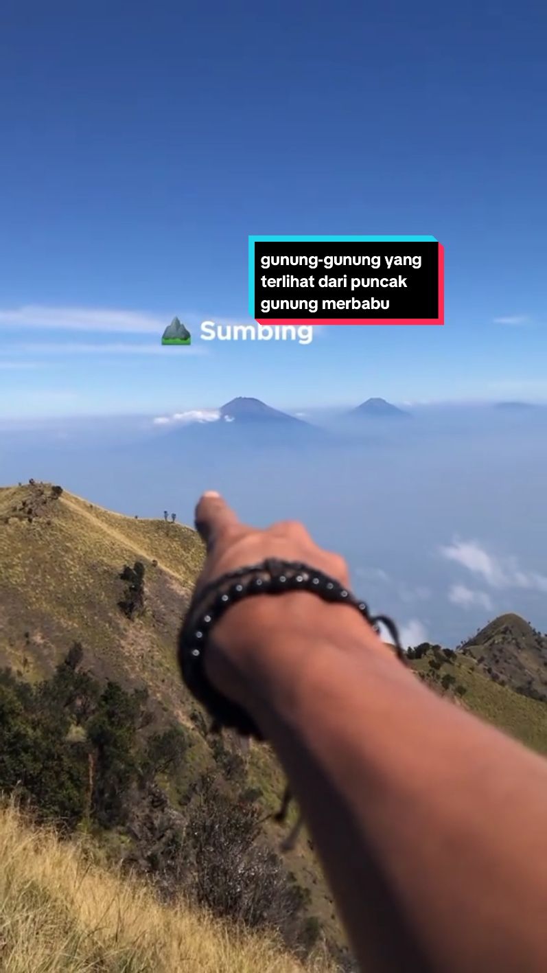 View 360° dari puncak gunung Merbabu. Gunung-gunung yang terlihat dari puncak Merbabu via Selo . . . . #mountain #pendakigunung #pendakiindonesia #merbabu #gunungmerbabu #merbabuviasuwanting #merbabuviaselo #gunungmerapi  . #mountain 