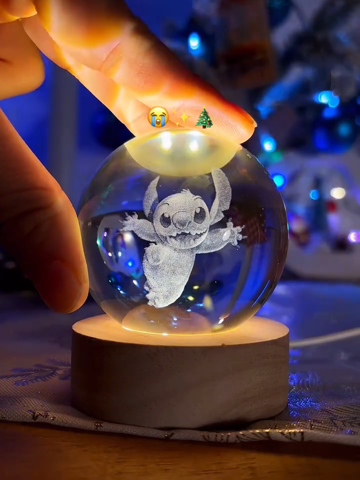 ✨ Ilumine seu cantinho com o charme do Stitch! ✨ Nossa luminária globo de vidro com o Stitch dentro é o toque de magia perfeito para qualquer espaço! 💙🌌 Perfeita para presentear ou decorar, ela traz aconchego e estilo único. 🌟 Digite 