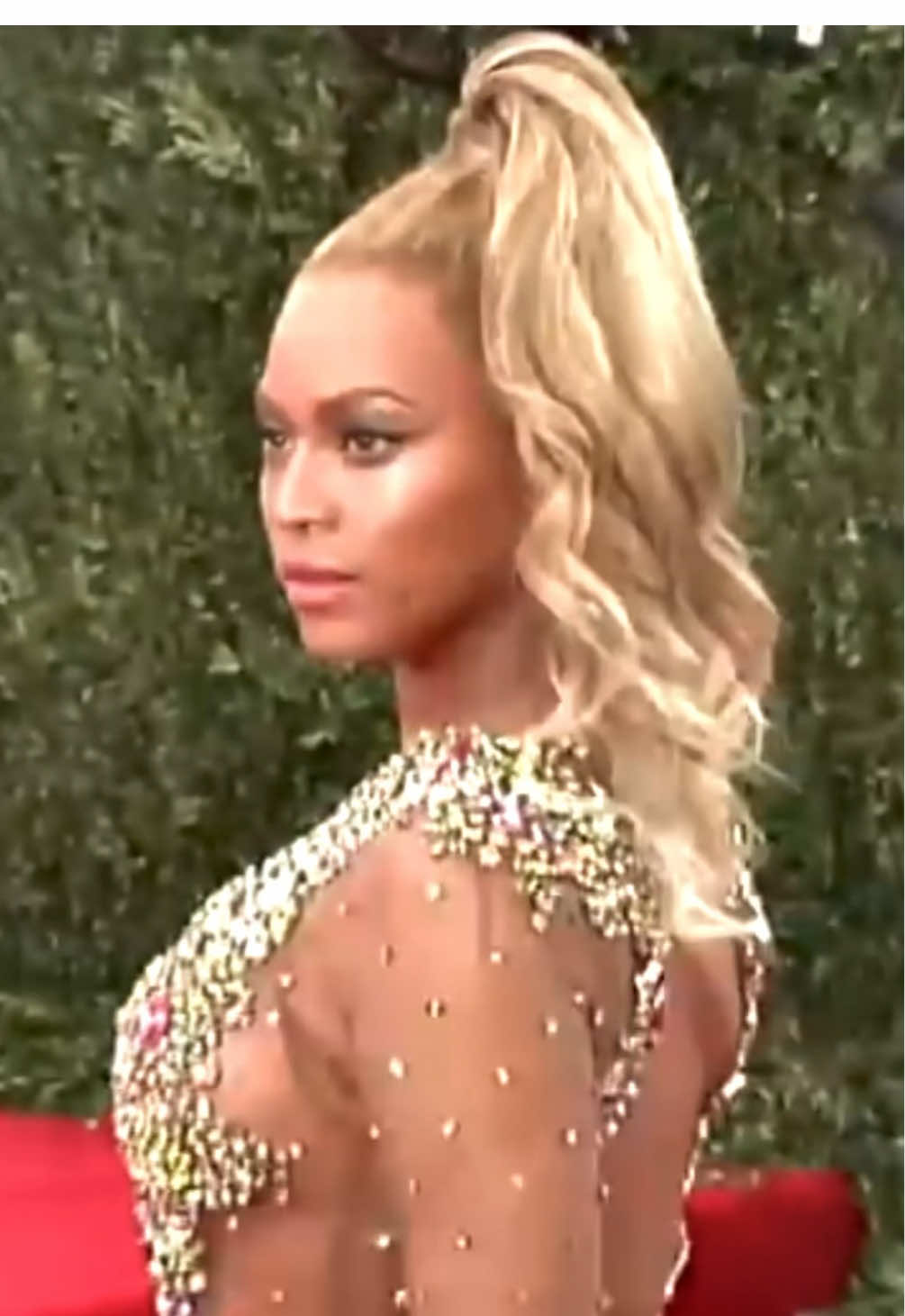 Beyoncé>                                              َ.                                             َ #beyonce #fyp #foryou #paparazzi #metgala #redcarpet #beyoncé #queenbey #beyhive #2015 #selftitled #baddie #jayz 