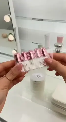 Frascos vazios e vidro Roll On para Óleos Essenciais ou Perfume. Iten essencial na sua necessaire de viagem. Frascos de vidro transparente, para armazenar seus perfumes e ólhos essenciais. Adequado para todos os tipos de líquidos, feito em embalagem profissional com esfera de aço inoxidável.  #frascosparaperfumes #frascosvasioparaviagem #organizacao #viagemdeformatura  Siga-nos no Instagram: @vocesabia.org01