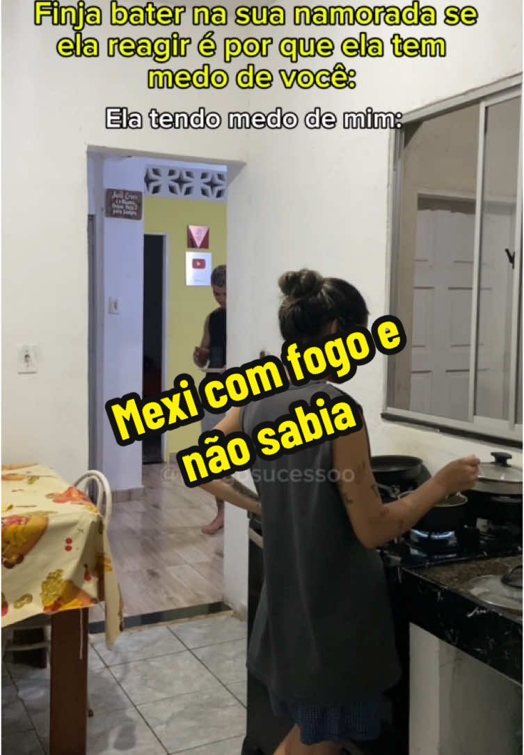 Mexi com fogo e não sabia 😅 #casal #meme #humor #viral 