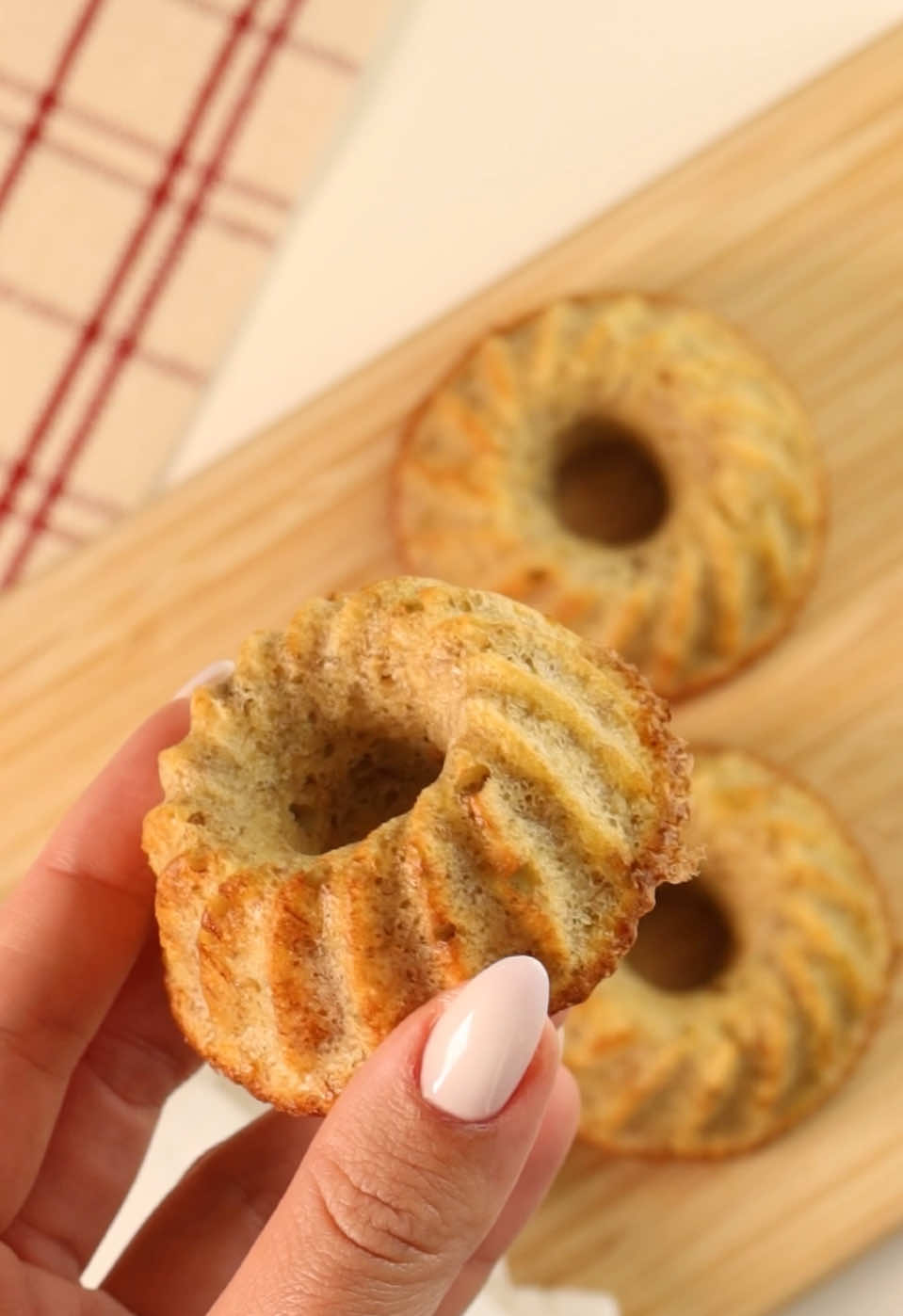 Bolinho de banana fácil e saudável com apenas 3 ingredientes!  Sem açúcar, sem glúten e delicioso!  Perfeito para o lanche das crianças ou aquela pausa especial com um café. ☕️  Receita 🍌🧁 Ingredientes: - 1 banana madura - 1 ovo - 2 colheres de sopa de aveia em flocos finos Modo de preparo: 1. Amasse a banana em uma tigela até formar um purê. 2. Adicione o ovo e a aveia, misturando bem até ficar homogêneo. 3. Coloque a massa em forminhas de silicone ou em uma forma untada. 4. Asse em forno preaquecido a 180°C por 15-20 minutos ou até dourar. Gostou dessa receita ? Salva o post pra fazer mais tarde por aí 🤩