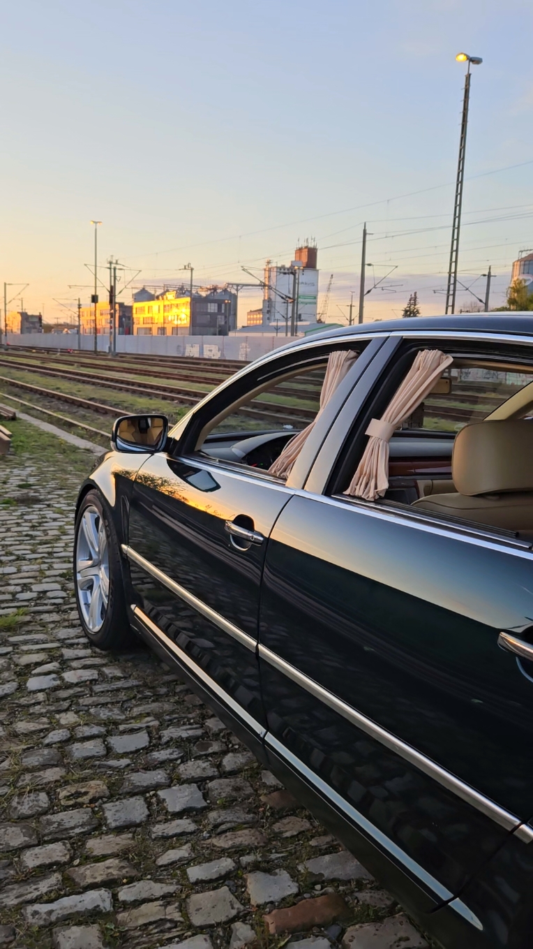 Phaeton on Bentley Wheels in the sunset #sunset #Phaeton #clean #airride #beigeinterior #Curtains #phaetonclub #Bagged #originalluftfahrwerk #daily #V6 #v6tdi #allrad #3ltdi  #w12 #bendley #bentleyfelgen #bentleyrims #widewheels 